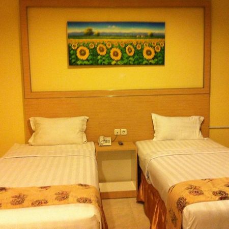 Hotel Paramount Biringkanya Luaran gambar